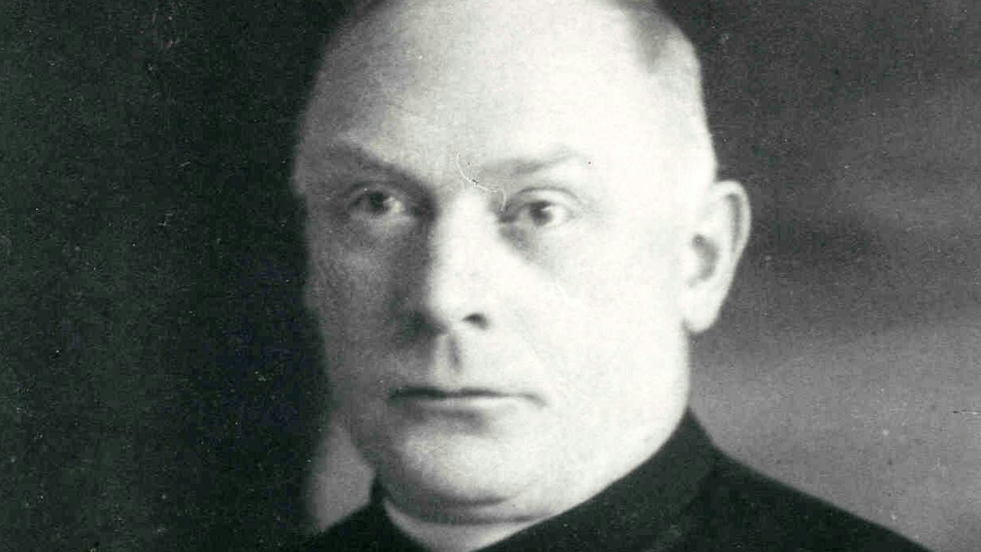 Das Bild zeigt das Porträt des Pfarrers Franz Hennes.