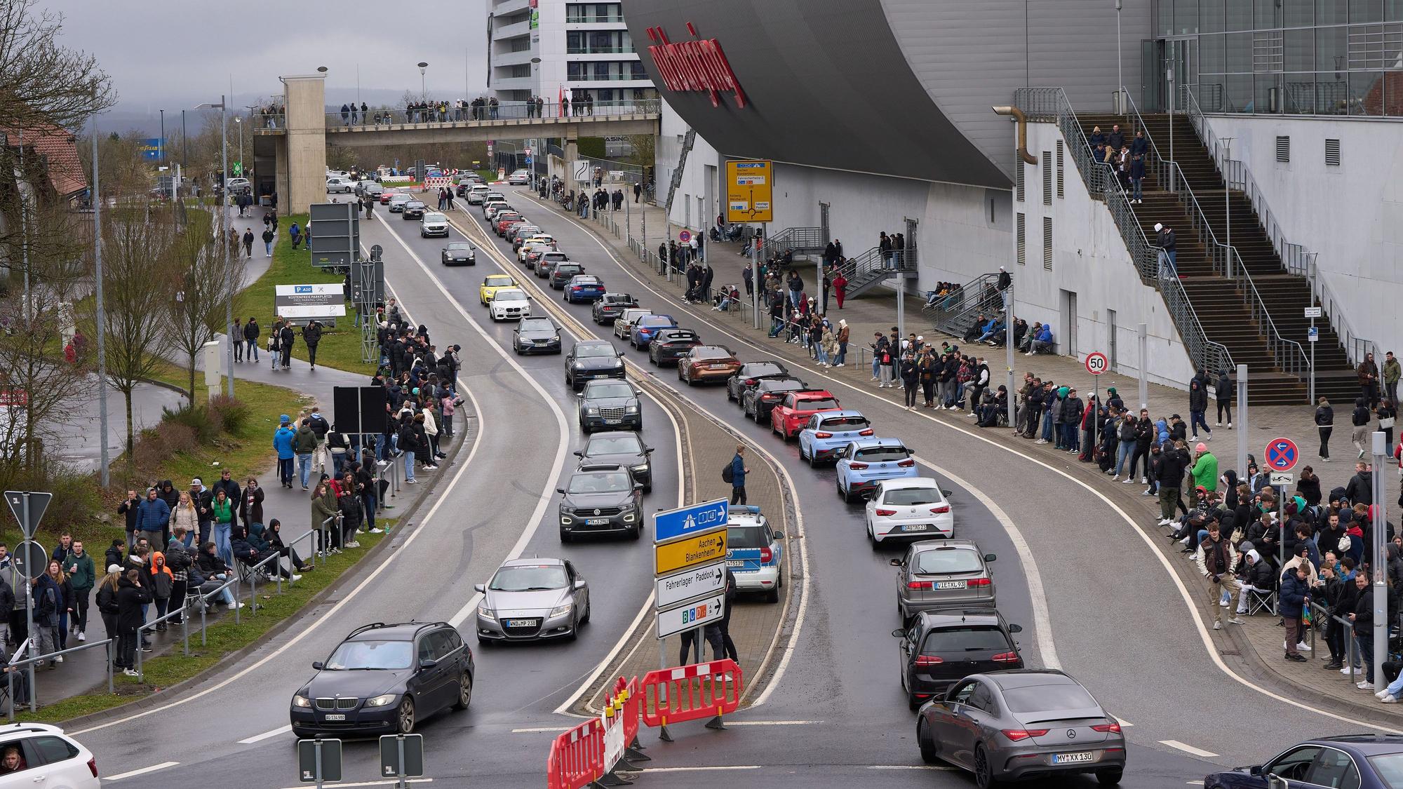 Tausende Autofans treffen sich am Karfreitag (29. März) am Nürburgring.