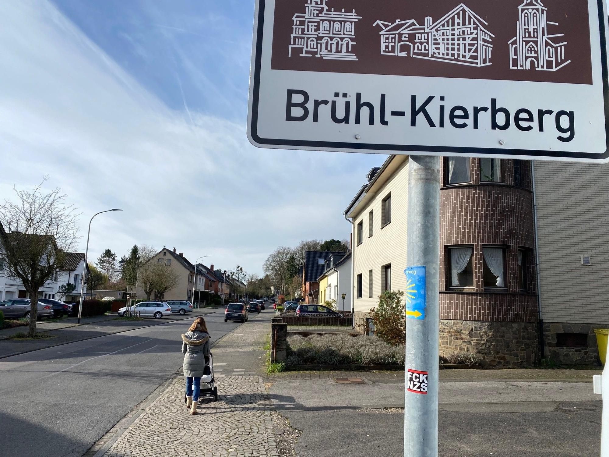 Das Bild zeigt ein Schild mit der Aufschrift Brühl-Kierberg.
