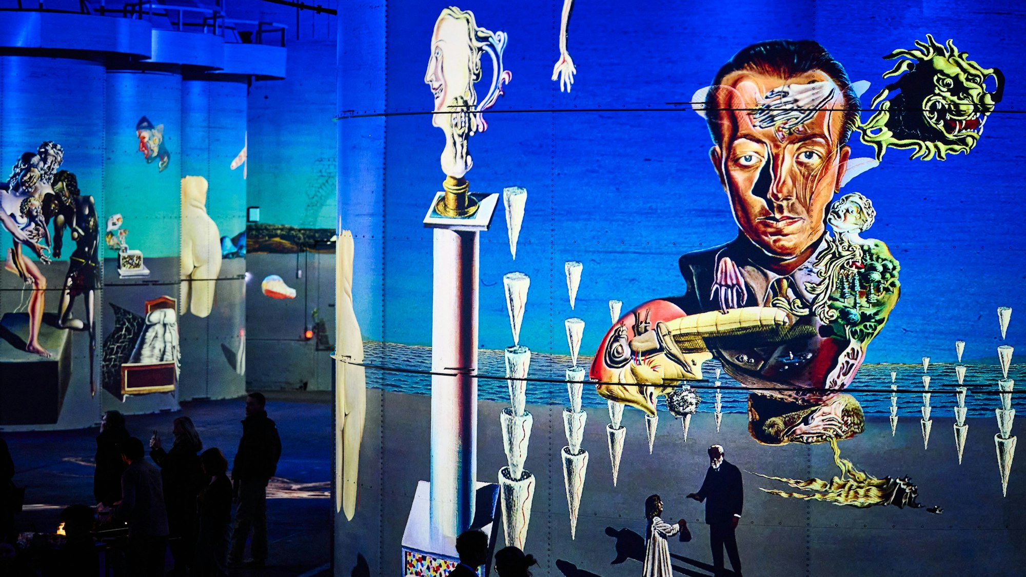 Seit Ende Januar zeigt das Immersive Kunstzentrum Phoenix des Lumieres in Dortmund digitale Ausstellungen den katalonischen Meistern Salvador Dali und Antoni Gaudi