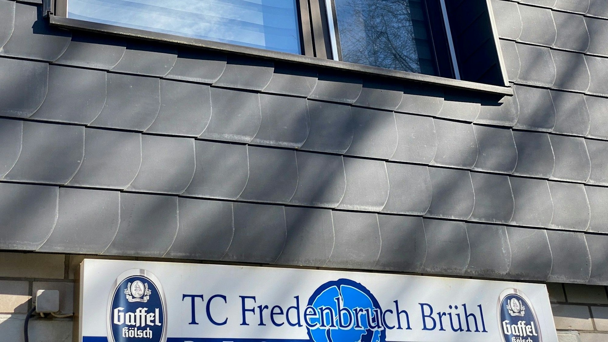 Das Bild zeigt eine Leuchtreklame des TC Fredenbruch Brühl.