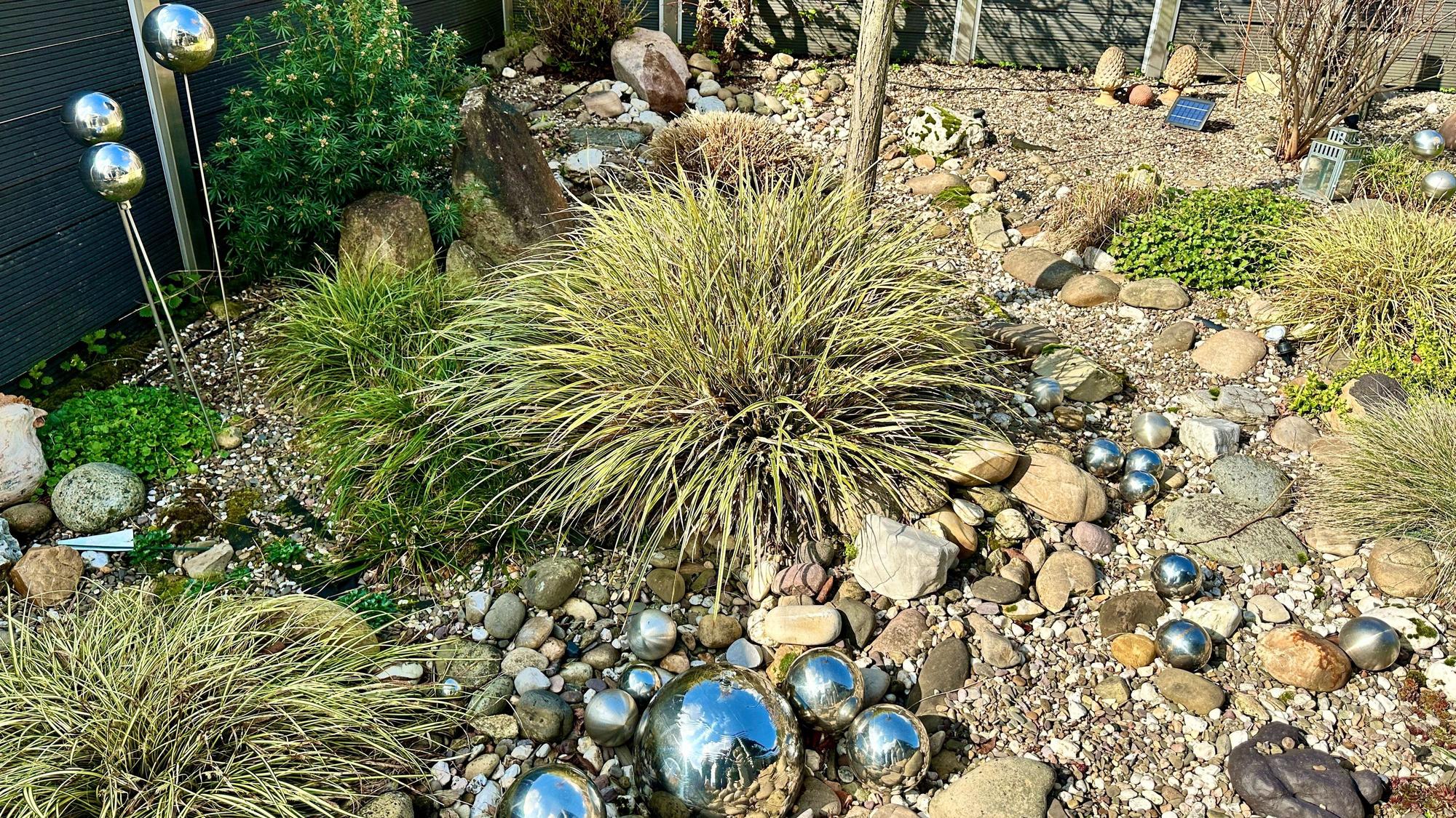 Ein kleiner Bachlauf und viele Kugeln zieren den Garten in Hochkirchen.