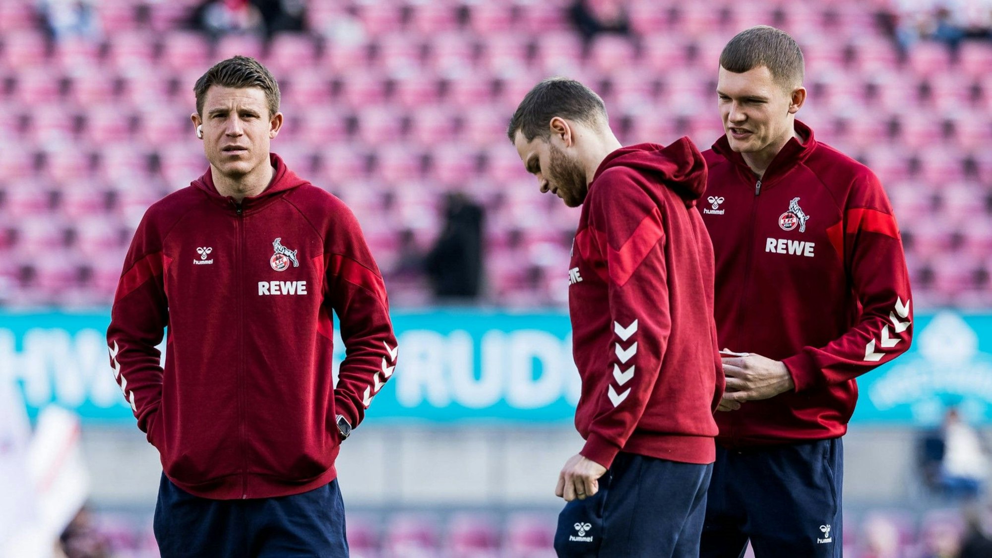 Dominique Heintz 1. FC Köln, 3, Benno Schmitz 1. FC Köln, 2, Luca Kilian 1. FC Köln, 15 während der Platzbegehung