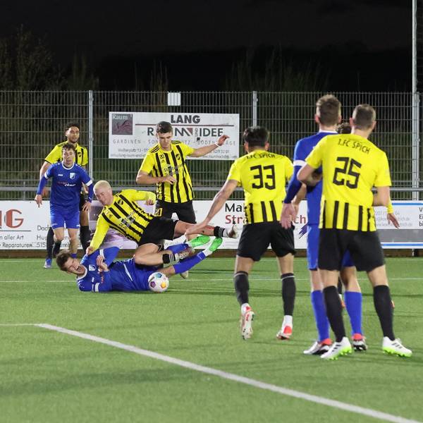 Felix Sievers (unten) geht nach einem Zweikampf mit dem Spicher Justin Strahler zu Boden.