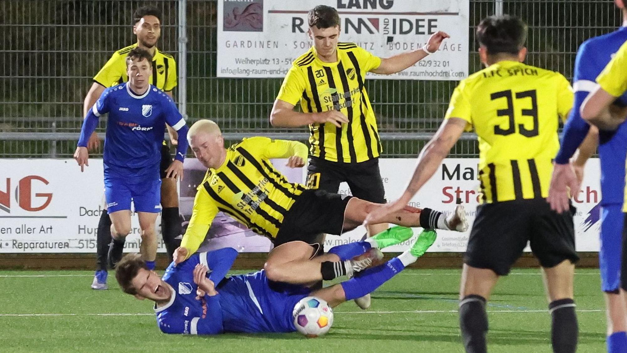 Felix Sievers (unten) geht nach einem Zweikampf mit dem Spicher Justin Strahler zu Boden.