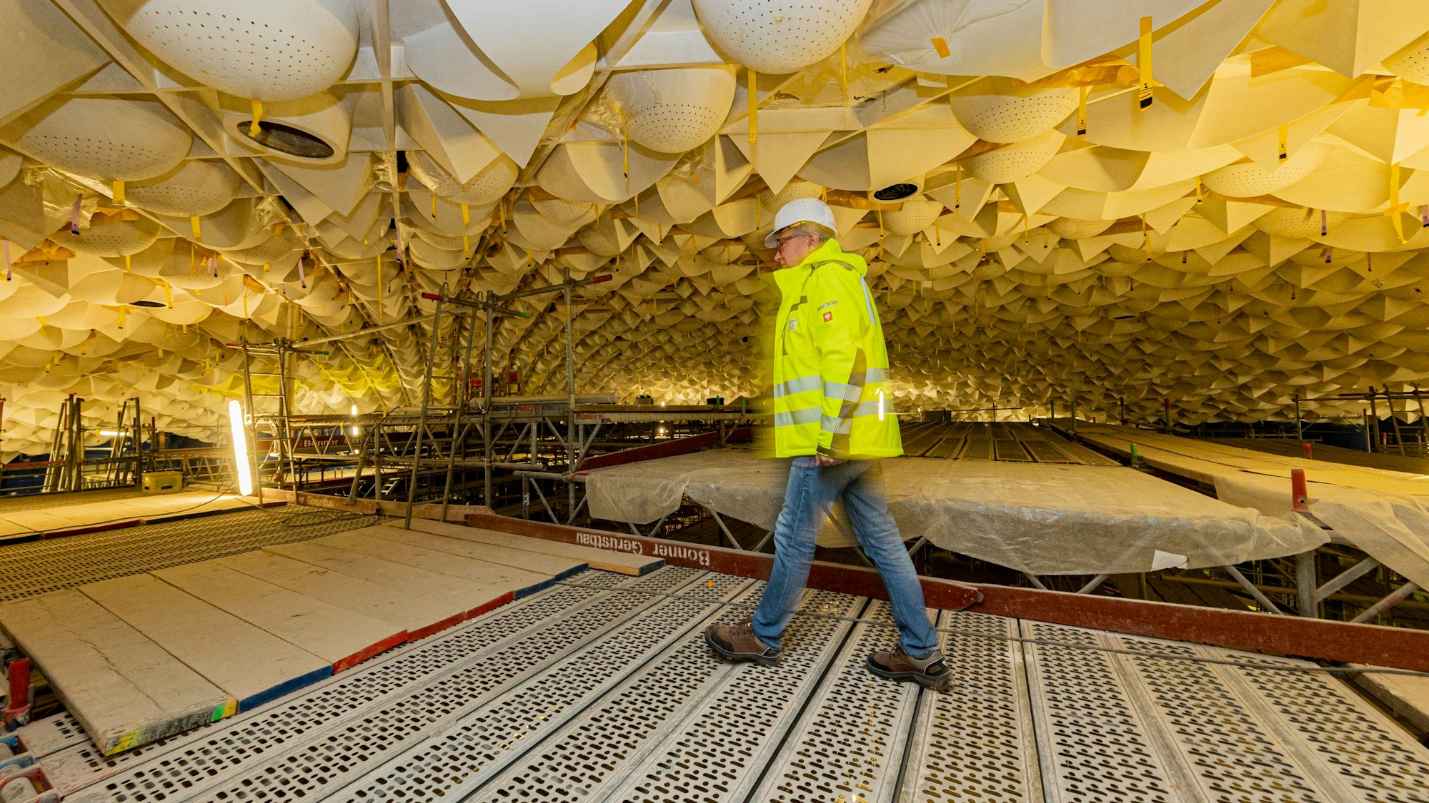 Seit 2016 ist die Beethovenhalle geschlossen. Die Sanierung zieht sich seither. Die Kosten stiegen auf 221 Millionen Euro.