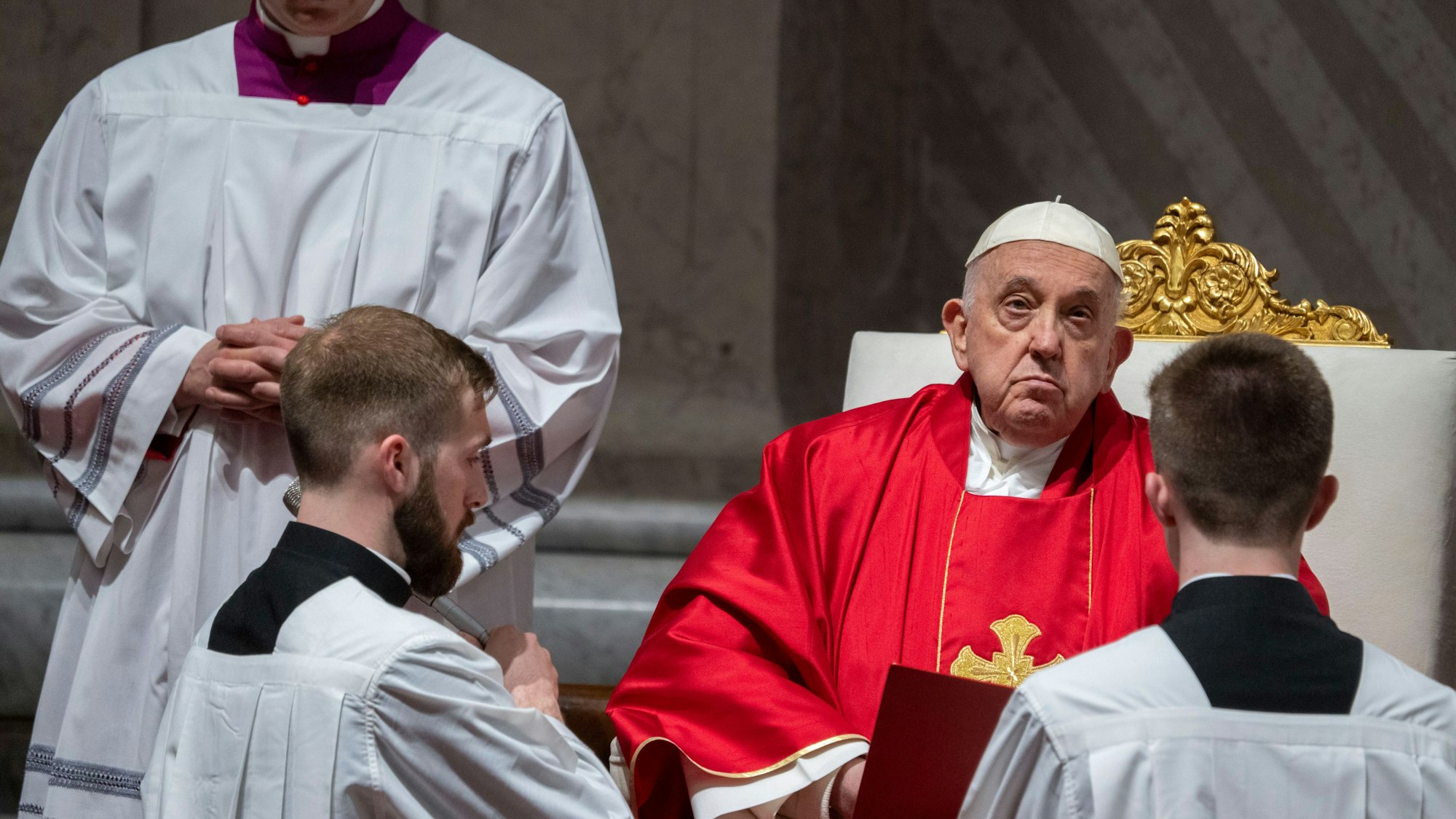Papst Franziskus leitet die Passionsliturgie am Karfreitag (29. März) im Petersdom. Den Kreuzweg sagte er später ab.