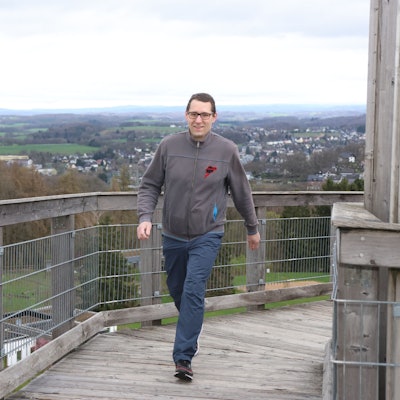 Den Weltrekord fest im Blick: Peter Anthony Konrad aus Siegen-Eiserfeld möchte den Aussichtsturm des Naturerlebnisparks Panarbora in Waldbröl so oft erklimmen, wie es nur geht. Am Karfreitag hat er dort zum ersten Mal trainiert. Unser Foto zeigt ihn auf den letzten Metern vor der Turmspitze.