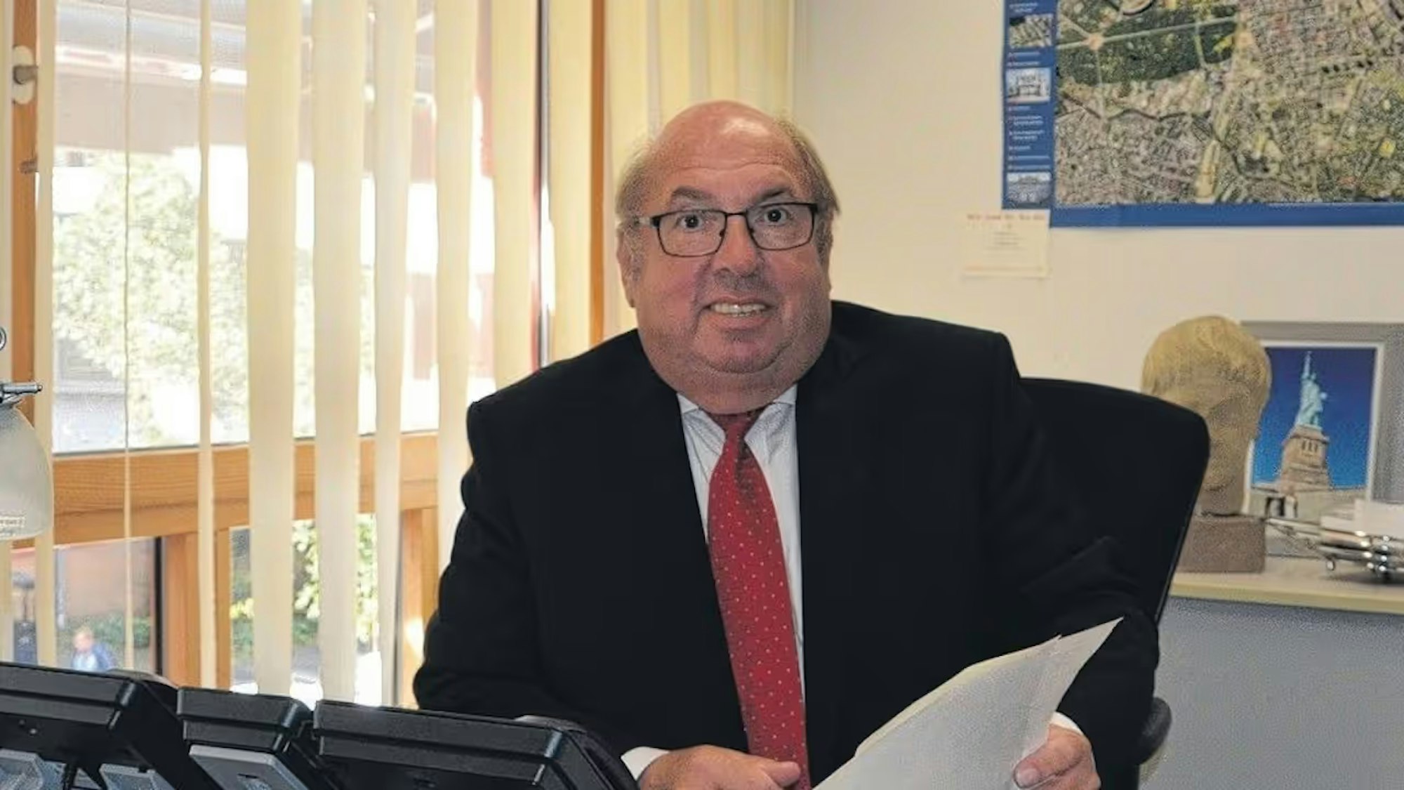 Auf dem Foto ist Willi Zylajew am Schreibtisch seines Büros im Kreishaus zu sehen.