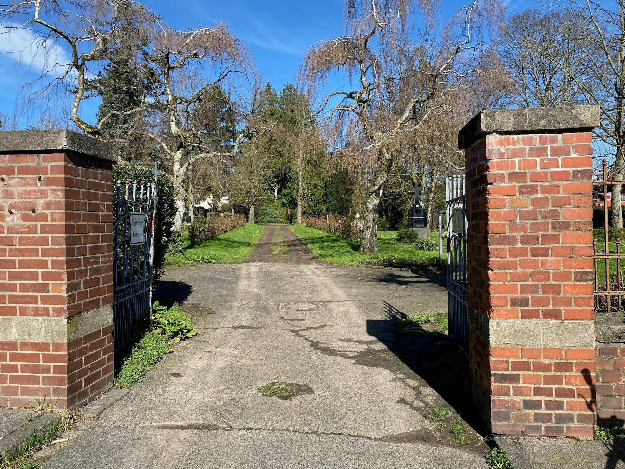 Das Bild zeigt eine Toreinfahrt.