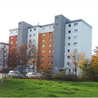 Blick auf die bestehenden GAG-Hochhäuser. Auf der Wiese im Vordergrund sind die Neubauten geplant.