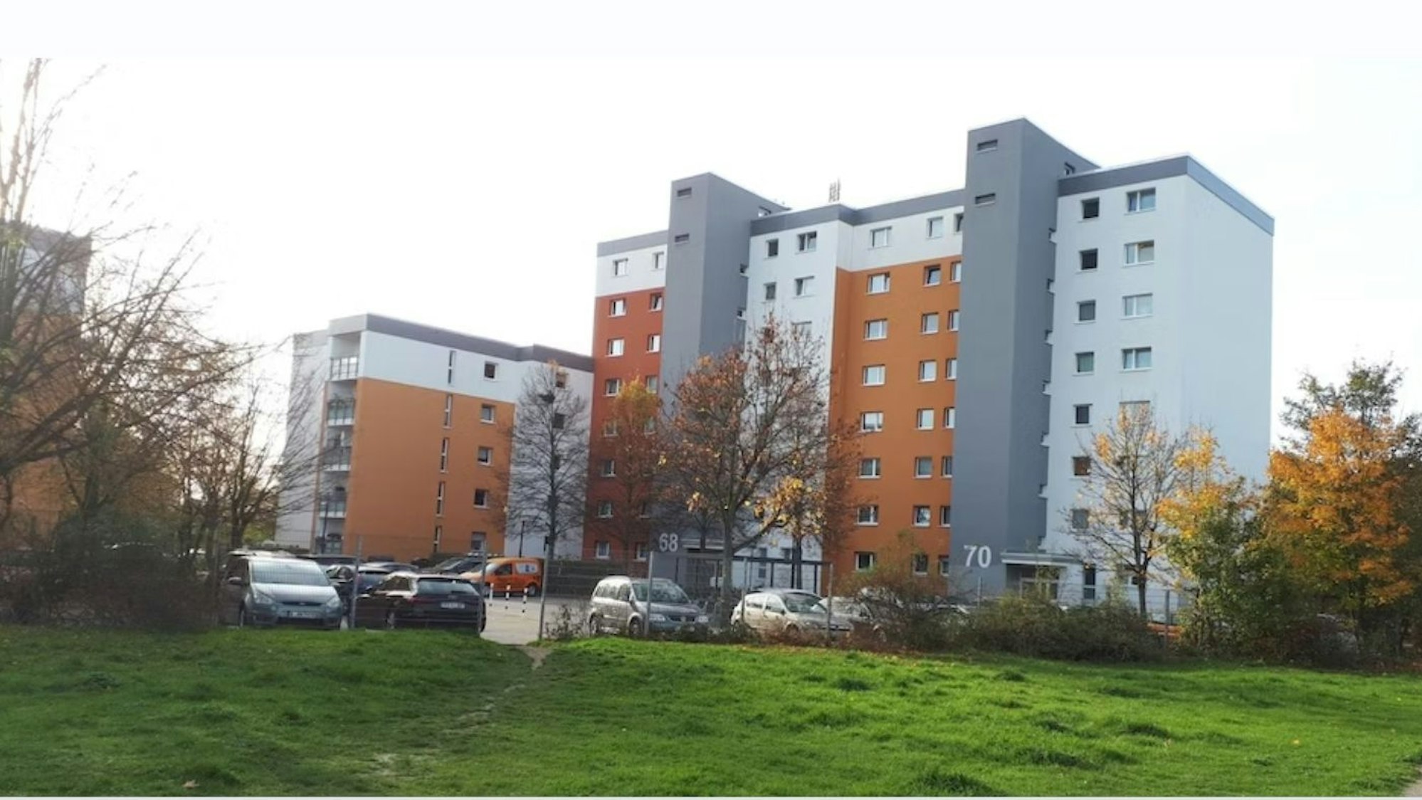 Blick auf die bestehenden GAG-Hochhäuser. Auf der Wiese im Vordergrund sind die Neubauten geplant.