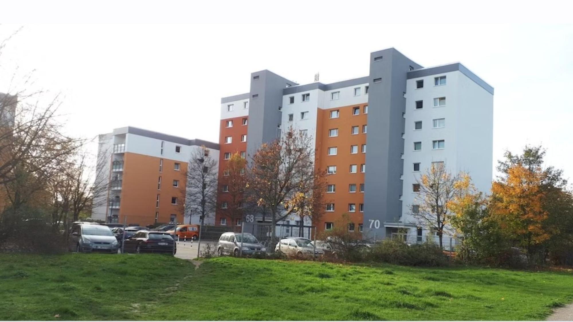 Blick auf die bestehenden GAG-Hochhäuser. Auf der Wiese im Vordergrund sind die Neubauten geplant.