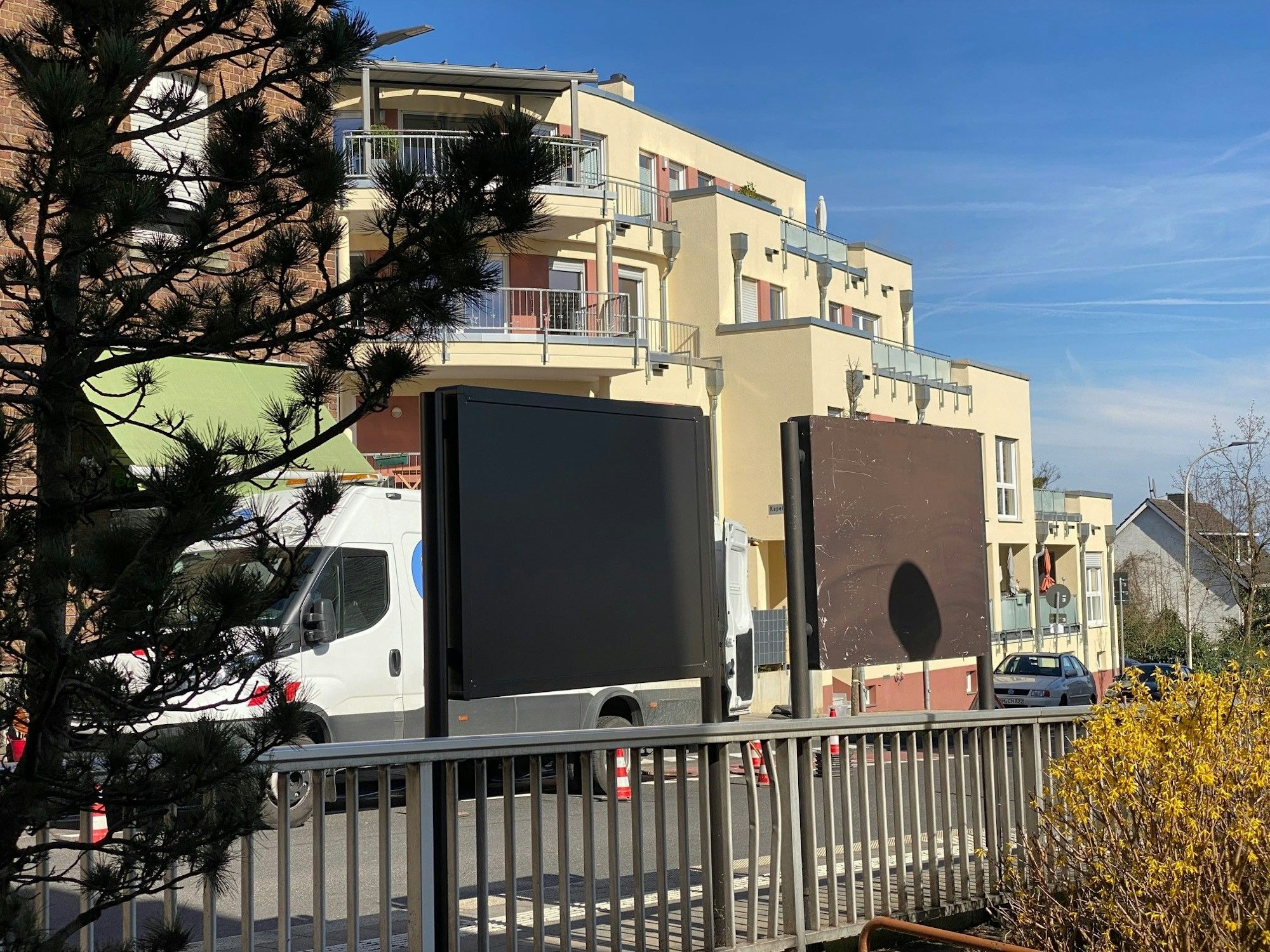 Das Bild zeigt zwei Schaukästen.