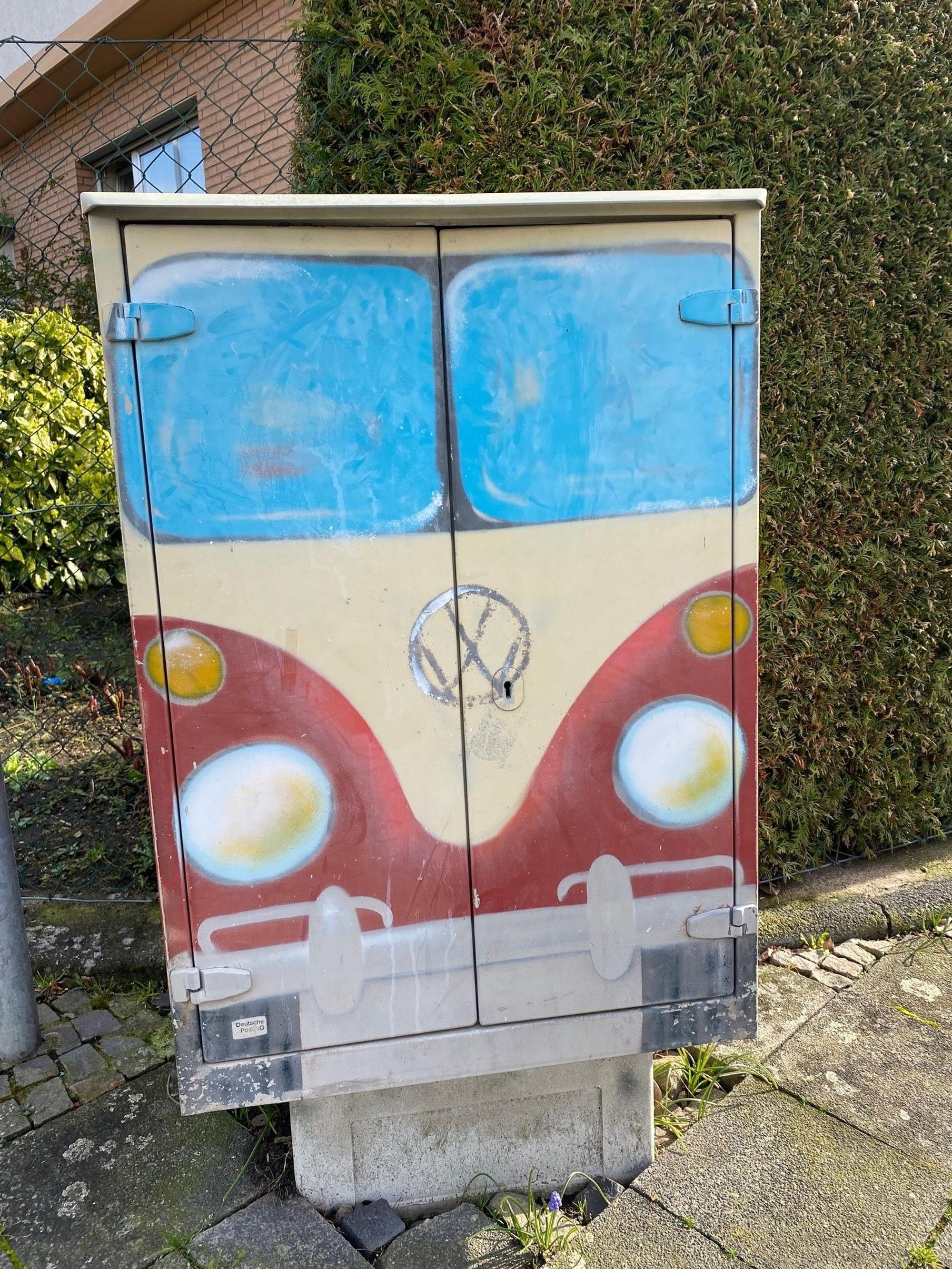 Das Bild zeigt einen bemalten Verteilerkasten. Motiv: ein VW-Bus.
