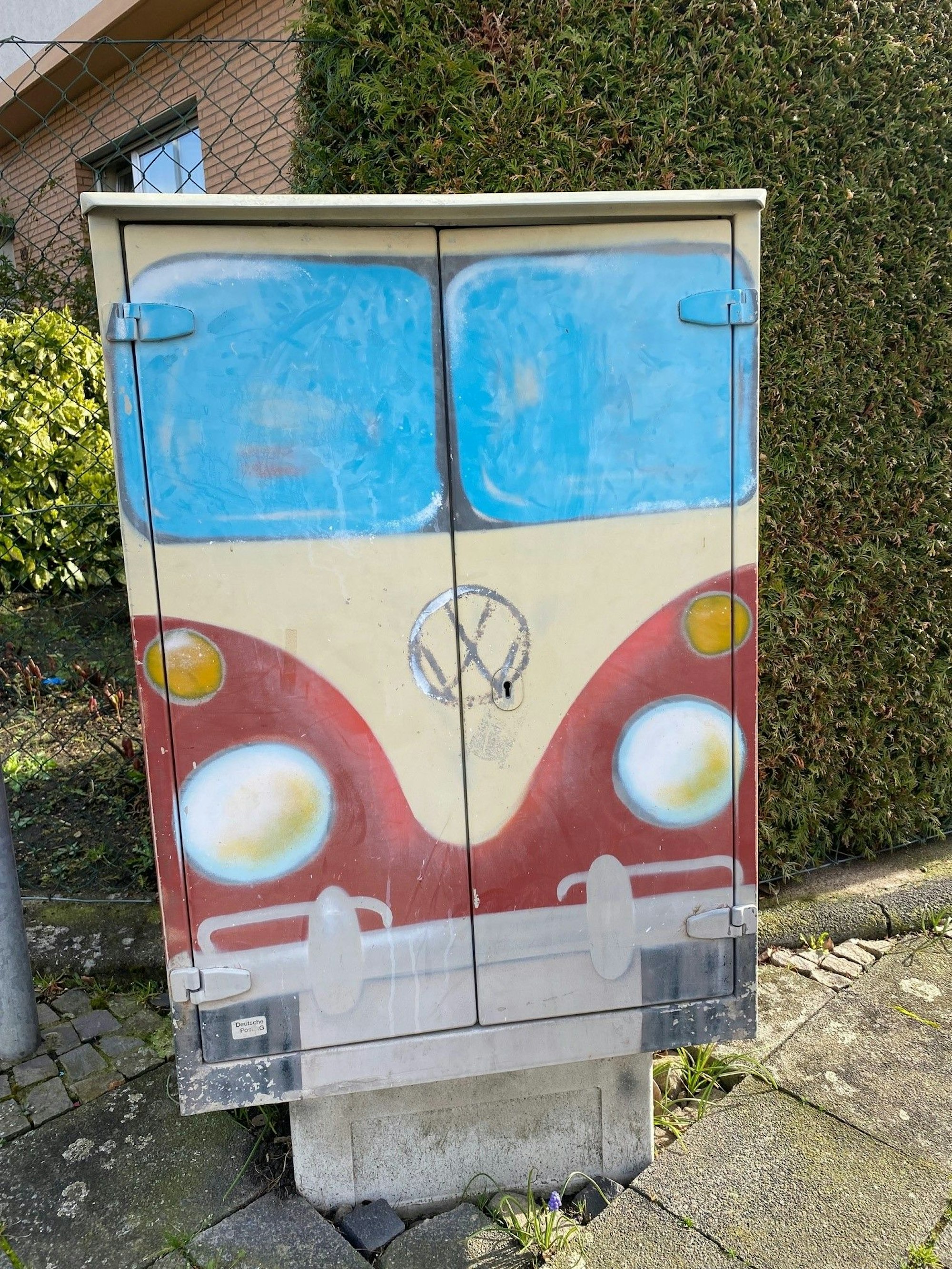 Das Bild zeigt einen bemalten Verteilerkasten. Motiv: ein VW-Bus.