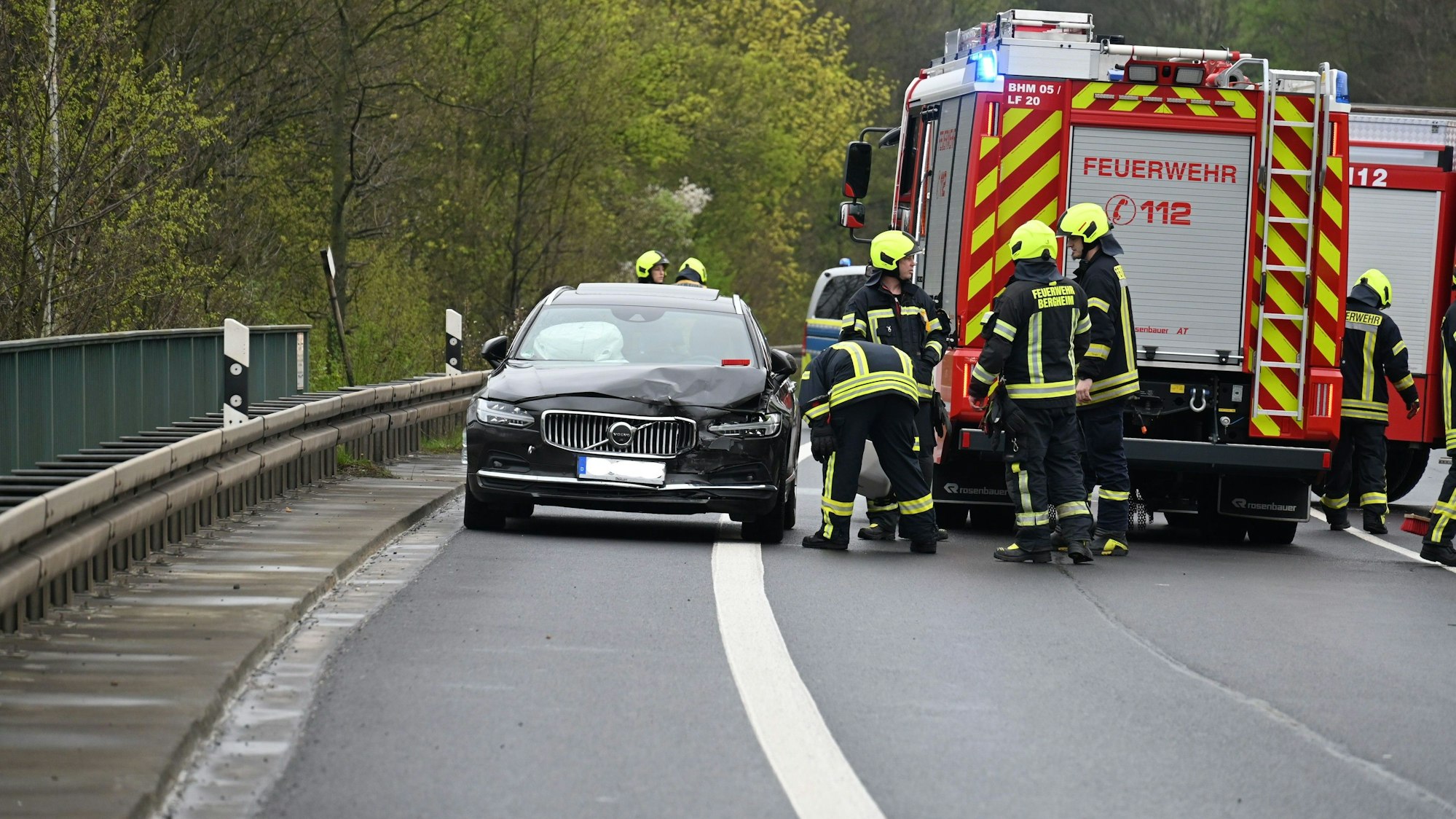 Unfall auf der B477 bei Niederaußem mit zwei beteiligten Pkw und einer verletzten Beifahrerin