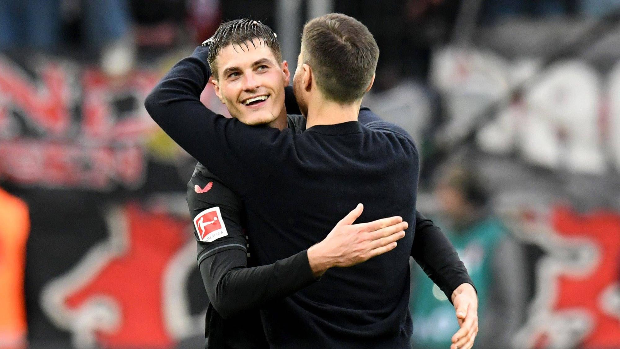 Patrik Schick umarmt Trainer Xabi Alonso beide Bayer 04 Leverkusen nach dem Schlusspfiff und freuen sich gemeinsam über den Sieg gegen Hoffenheim.