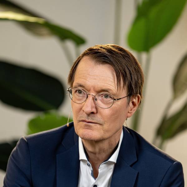 ARCHIV - 25.08.2023, Berlin: Karl Lauterbach (SPD), Bundesminister für Gesundheit, spricht mit einem Rapper bei einem Gespräch über das Thema der Cannabis-Legalisierung.
