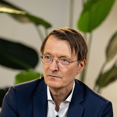 ARCHIV - 25.08.2023, Berlin: Karl Lauterbach (SPD), Bundesminister für Gesundheit, spricht mit einem Rapper bei einem Gespräch über das Thema der Cannabis-Legalisierung.