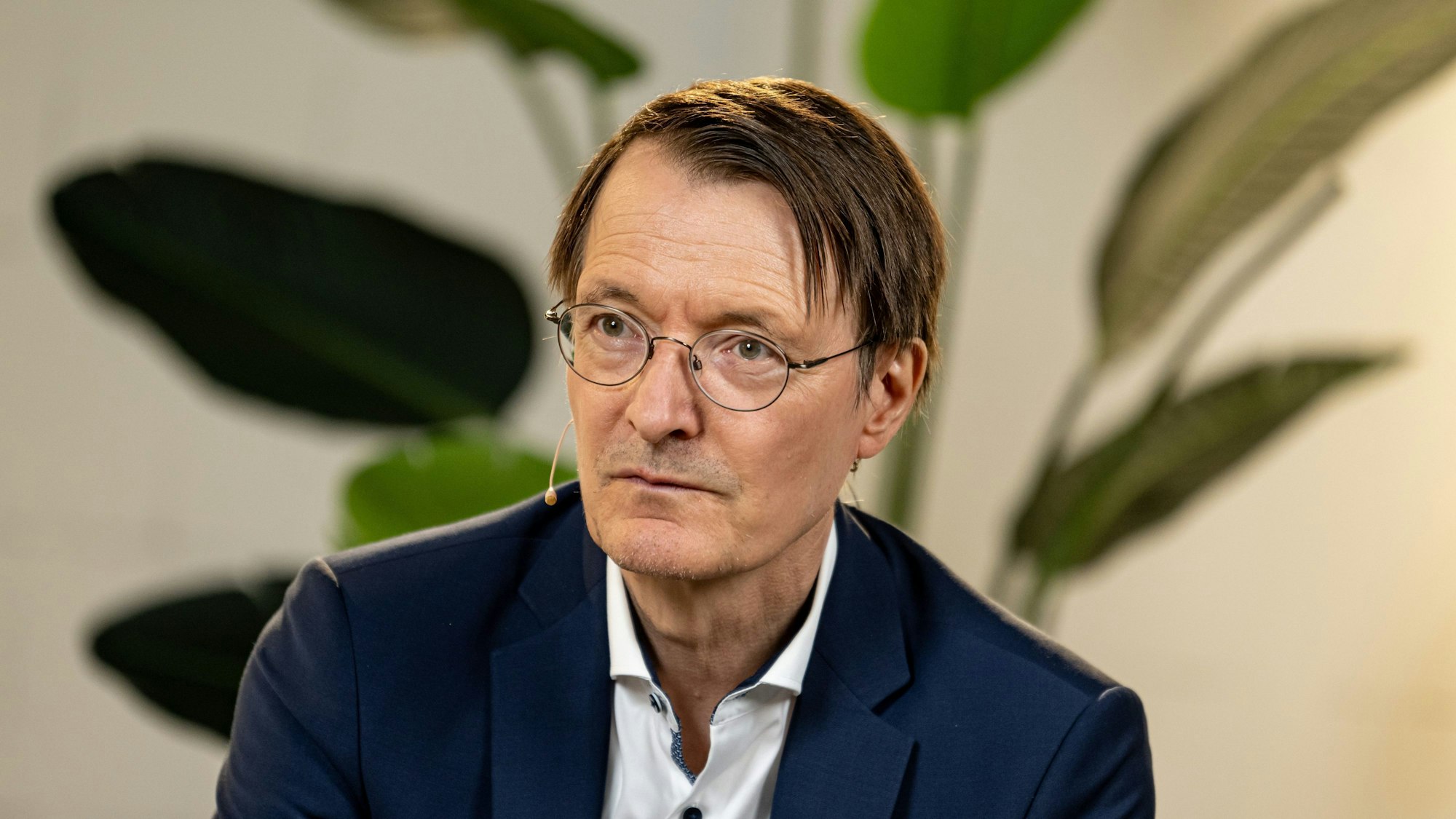 Karl Lauterbach (SPD), Bundesminister für Gesundheit, spricht mit einem Rapper bei einem Gespräch über das Thema der Cannabis-Legalisierung.