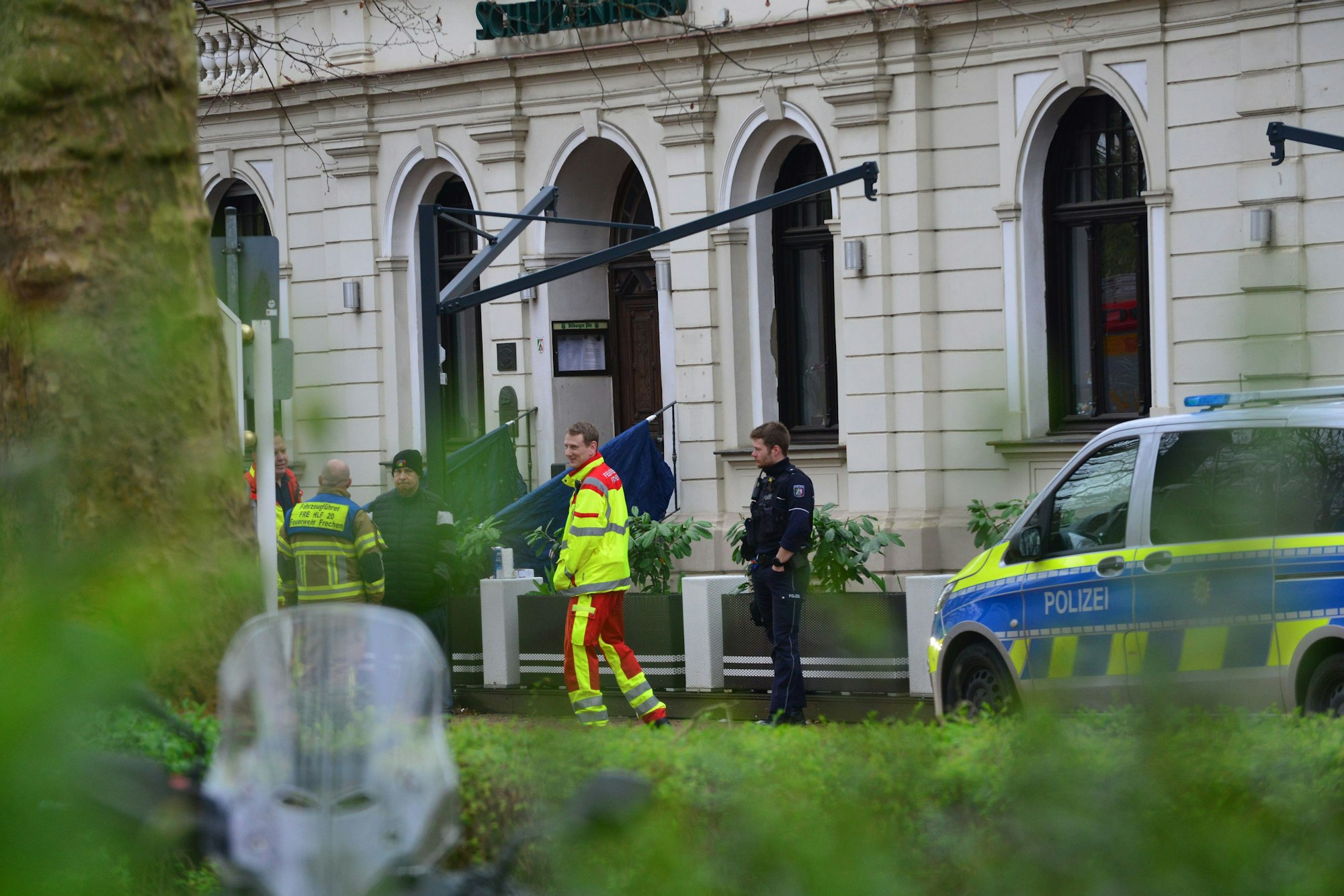 Das Bild zeigt Einsatzkräfte von Feuerwehr und Polizei vor dem Schützenhaus in Frechen