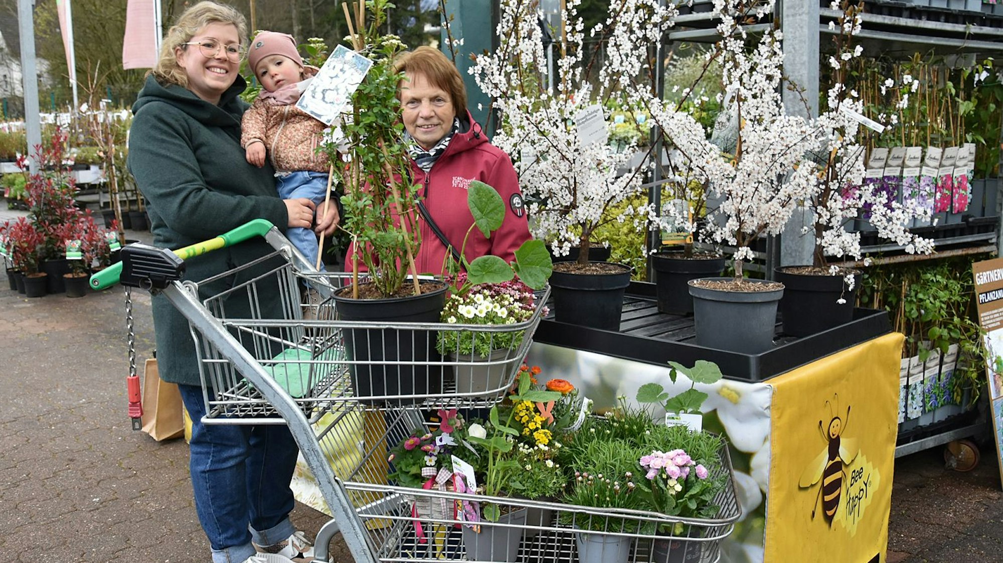 Auf der Suche nach Farbe für den noch winterlichen Garten sind (von links) Carina Funke, Tochter Matilda (2), Oma Hannelore Friedrichs.