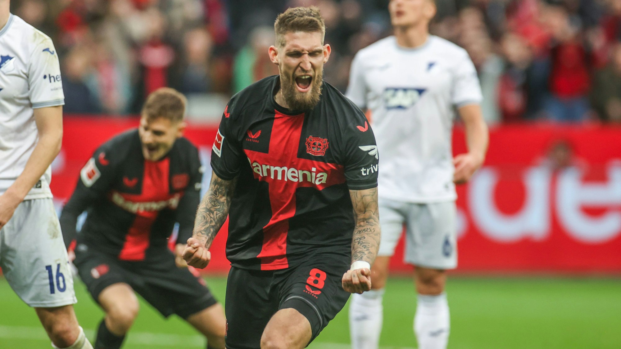 Robert Andrich Bayer Leverkusen jubelt nach seinem Tor zum 1:1 Leverkusen BayArena