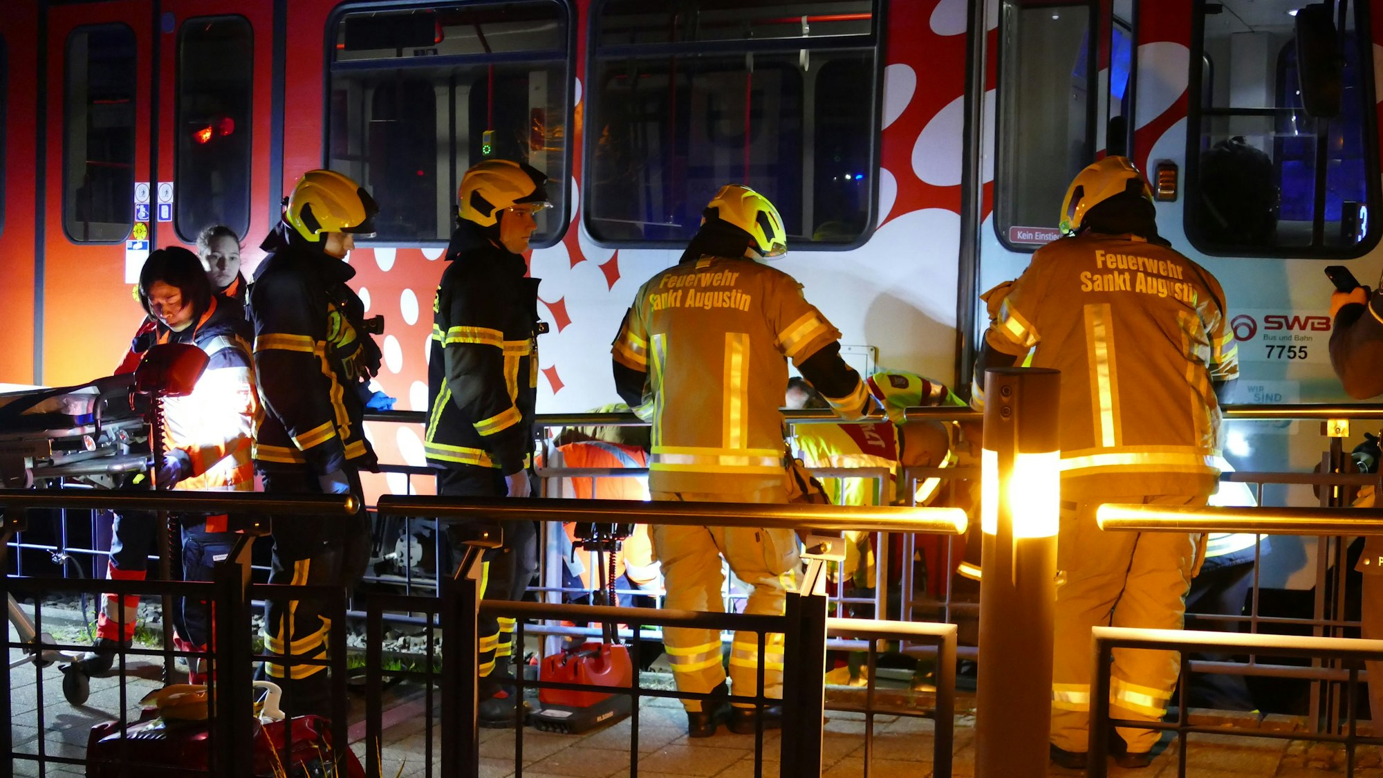 Rettungskräfte stehen an einem Bahnsteig.