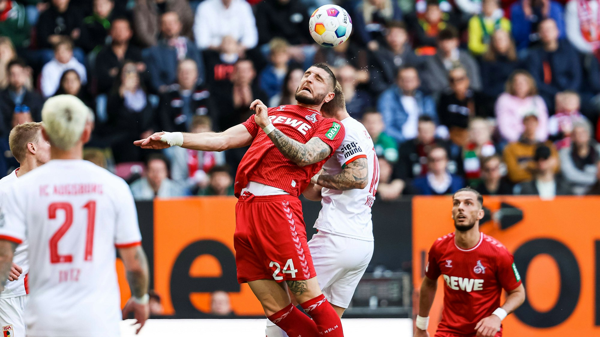 Jeff Chabot 1. FC Koeln, 24, Arne Maier FC Augsburg 10 im Kopfballduell
