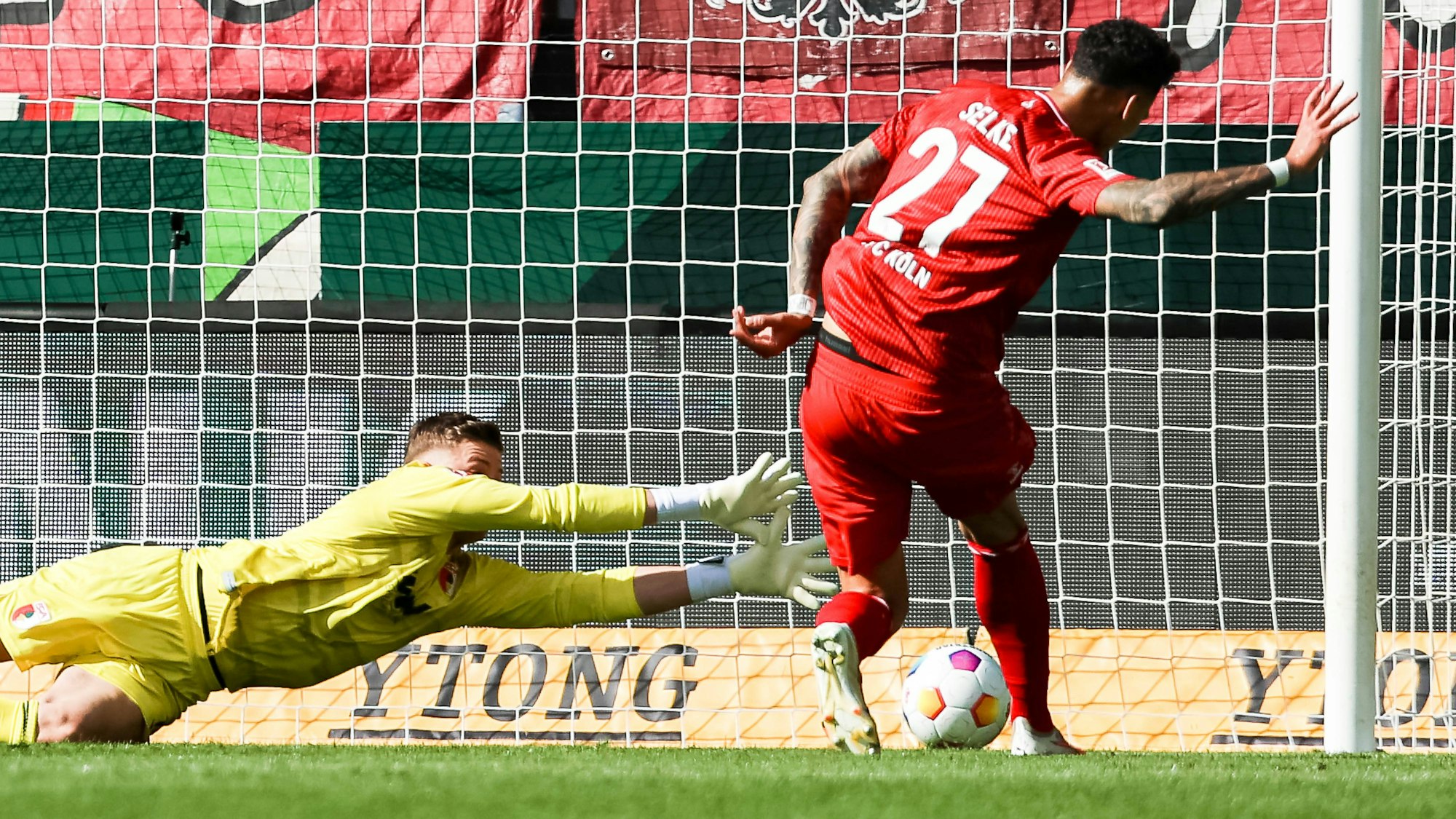 Ausgleich fuer Koeln 1:1 Tor fuer Koeln durch Davie Selke 1. FC Koeln, 27, Finn Dahmen FC Augsburg 01 GER, FC Augsburg vs. 1.FC Koeln, 1.Bundesliga Fussball,