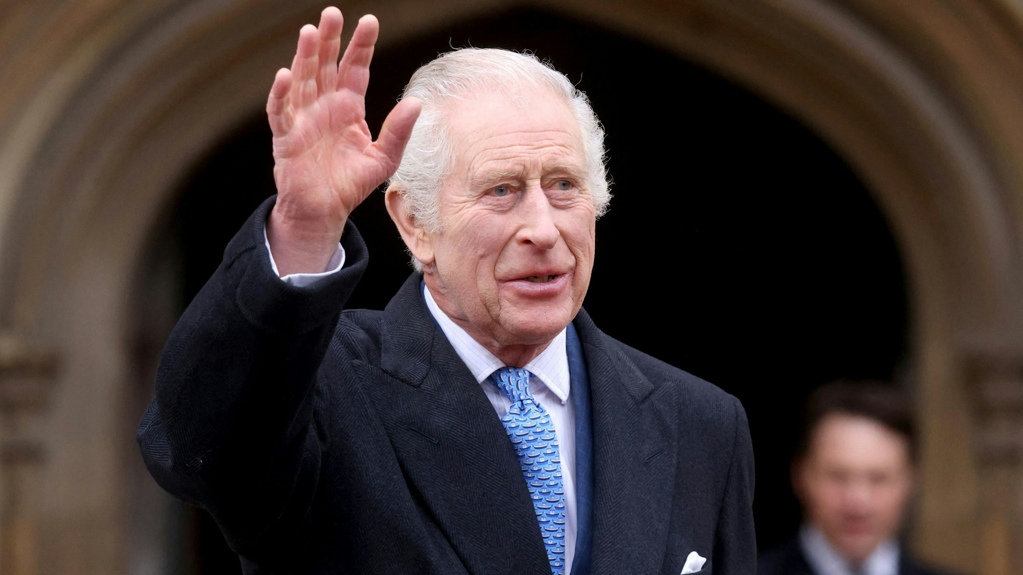König Charles III. winkt am Ostersonntag nach dem Ostergottesdienst in der St. George's Chapel auf Schloss Windsor in Berkshire der Öffentlichkeit zu.