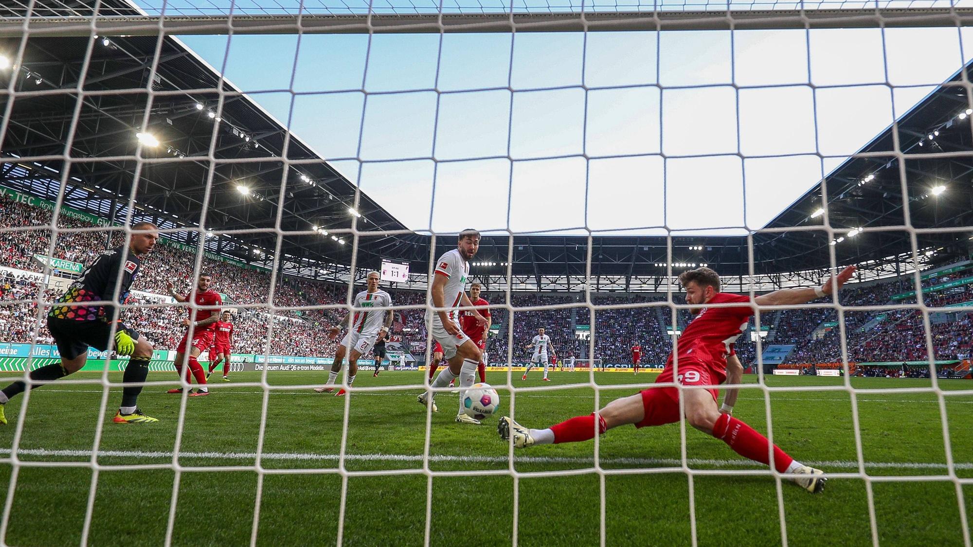 Jan Thielmann verhindert mit dieser Grätsche den Treffer zum 2:1 für den FC Augsburg. FC-Keeper Marvin Schwäbe war bereits geschlagen.