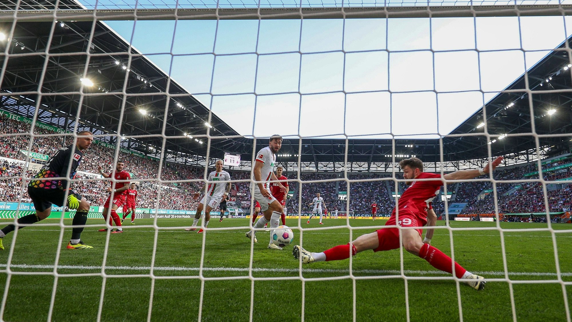 Jan Thielmann verhindert mit dieser Grätsche den Treffer zum 2:1 für den FC Augsburg. FC-Keeper Marvin Schwäbe war bereits geschlagen.