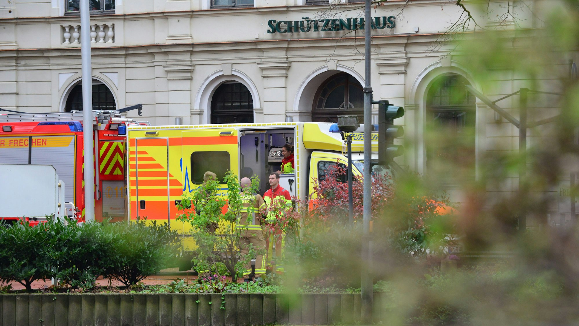 Das Bild zeigt Einsatzkräfte von Feuerwehr und Polizei vor dem Schützenhaus in Frechen.