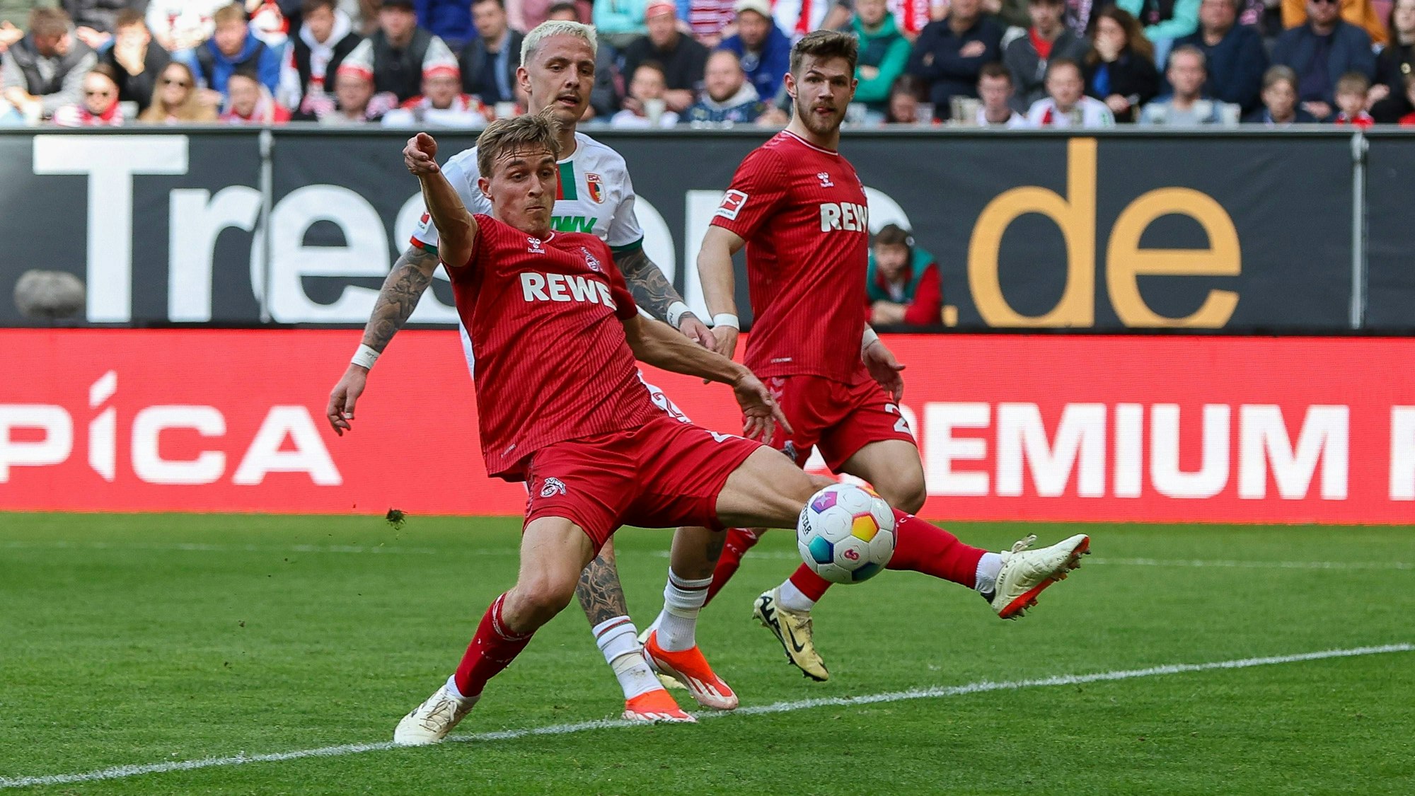 im Zweikampf, Aktion, mit Phillip Tietz 21 FC Augsburg, Timo Huebers 4 1. FC Koeln, FC Augsburg vs. 1. FC Koeln, Fussball, 1. Bundesliga, 27. Spieltag,