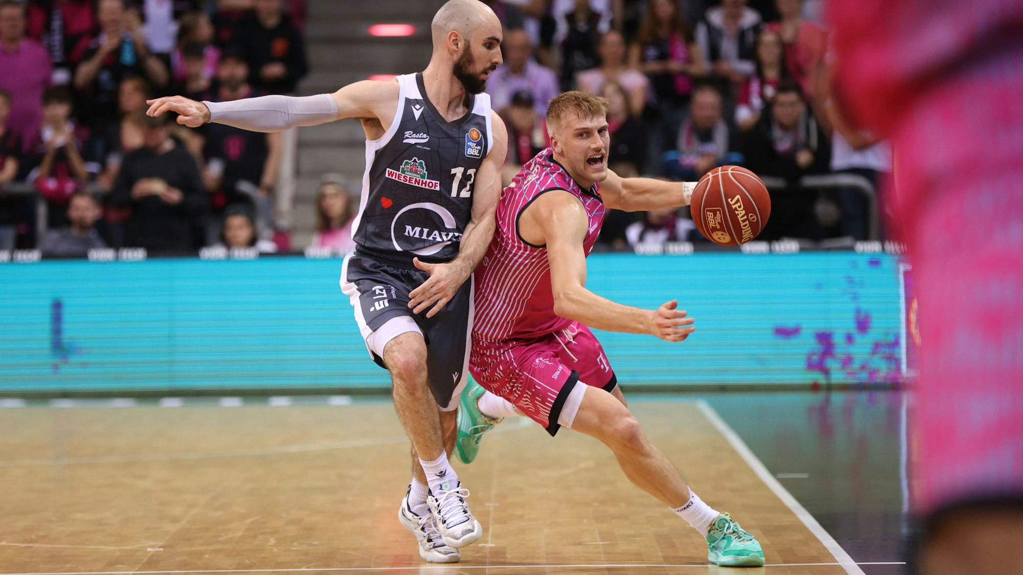 Sam Griesel (rechts) schirmt hier den Ball gegen Tommy Kuhse , den Topscorer von Vechta, ab.