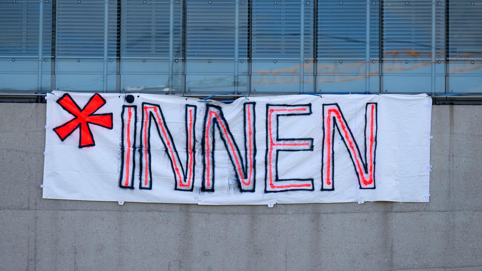 Ein Plakat mit der Aufschrift ·*Innen· ist an der Hochschule für Fernsehen und Film München (HFF) zu sehen.