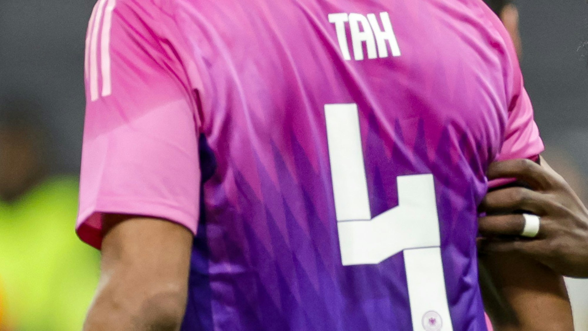 Die Rückennummer 4 gibt Anlass für Diskussionen.