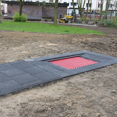 Im Mehrgenerationenpark in Refrath gibt es ein Trampolin für Rollstuhlfahrer.