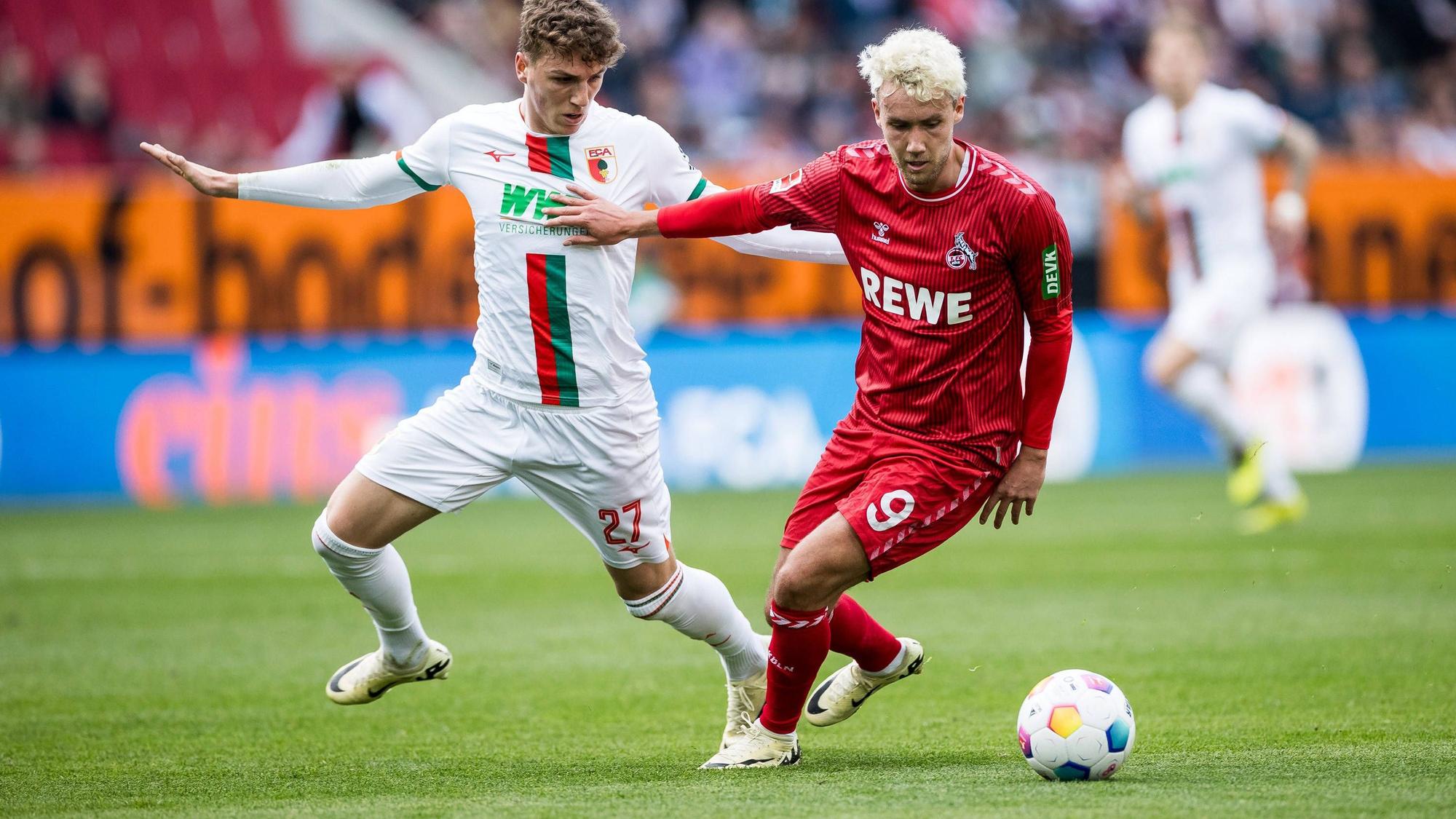 Belebendes Element: FC-Angreifer Luca Waldschmidt (r.) im Zweikampf mit Augsburgs Arne Engels.