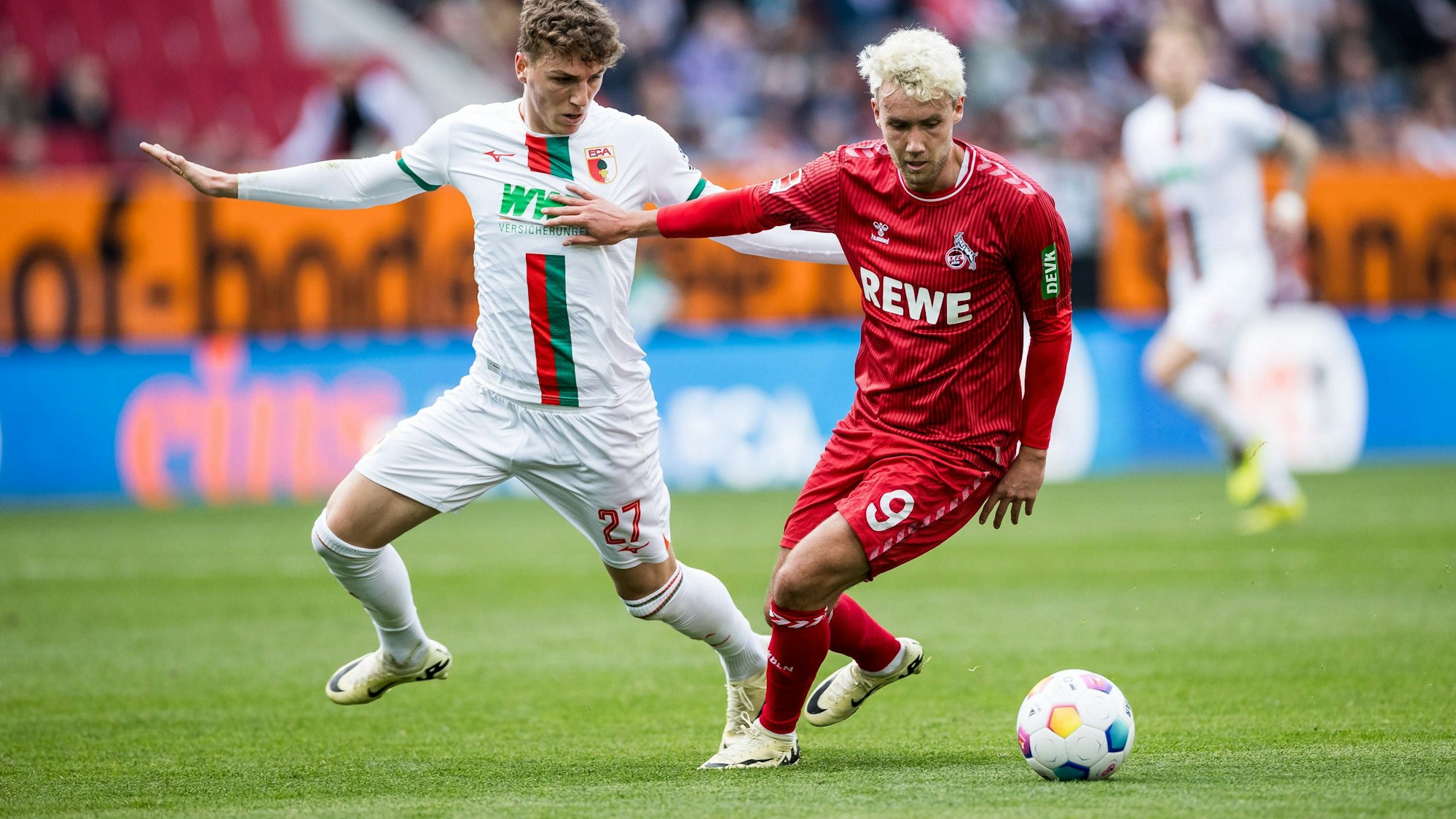 Belebendes Element: FC-Angreifer Luca Waldschmidt (r.) im Zweikampf mit Augsburgs Arne Engels.