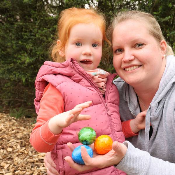 Bild einer Mutter mit ihrer Tochter nach der Ostereiersuche im Affen- und Vogelpark