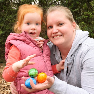 Bild einer Mutter mit ihrer Tochter nach der Ostereiersuche im Affen- und Vogelpark