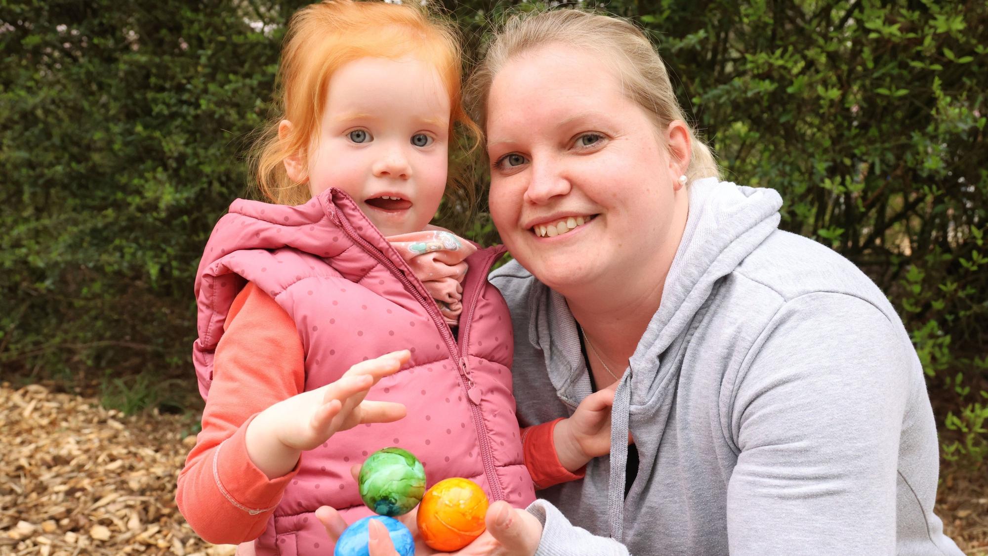 Bild einer Mutter mit ihrer Tochter nach der Ostereiersuche im Affen- und Vogelpark