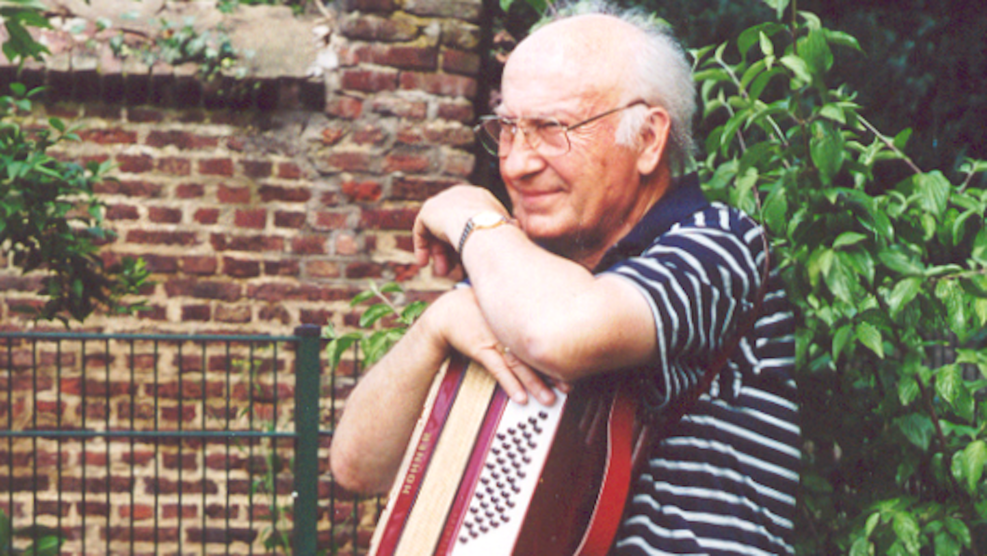 Zu sehen ist Karl Barbier am Akkordeon.