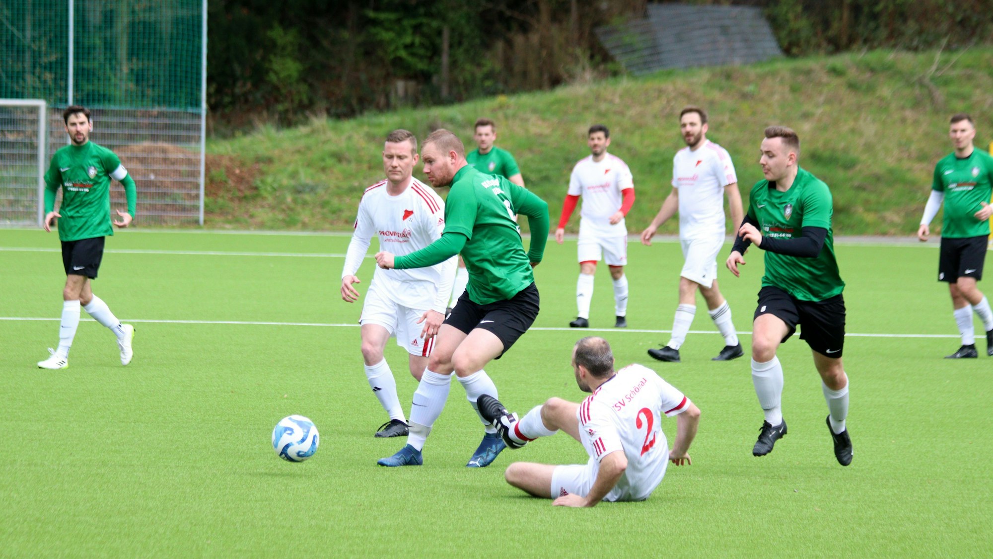 Doppeltorschütze für FlaKi war Dennis Hüttmann, der hier vom hereingrätschenden Raphael Engler nicht gestoppt werden kann.