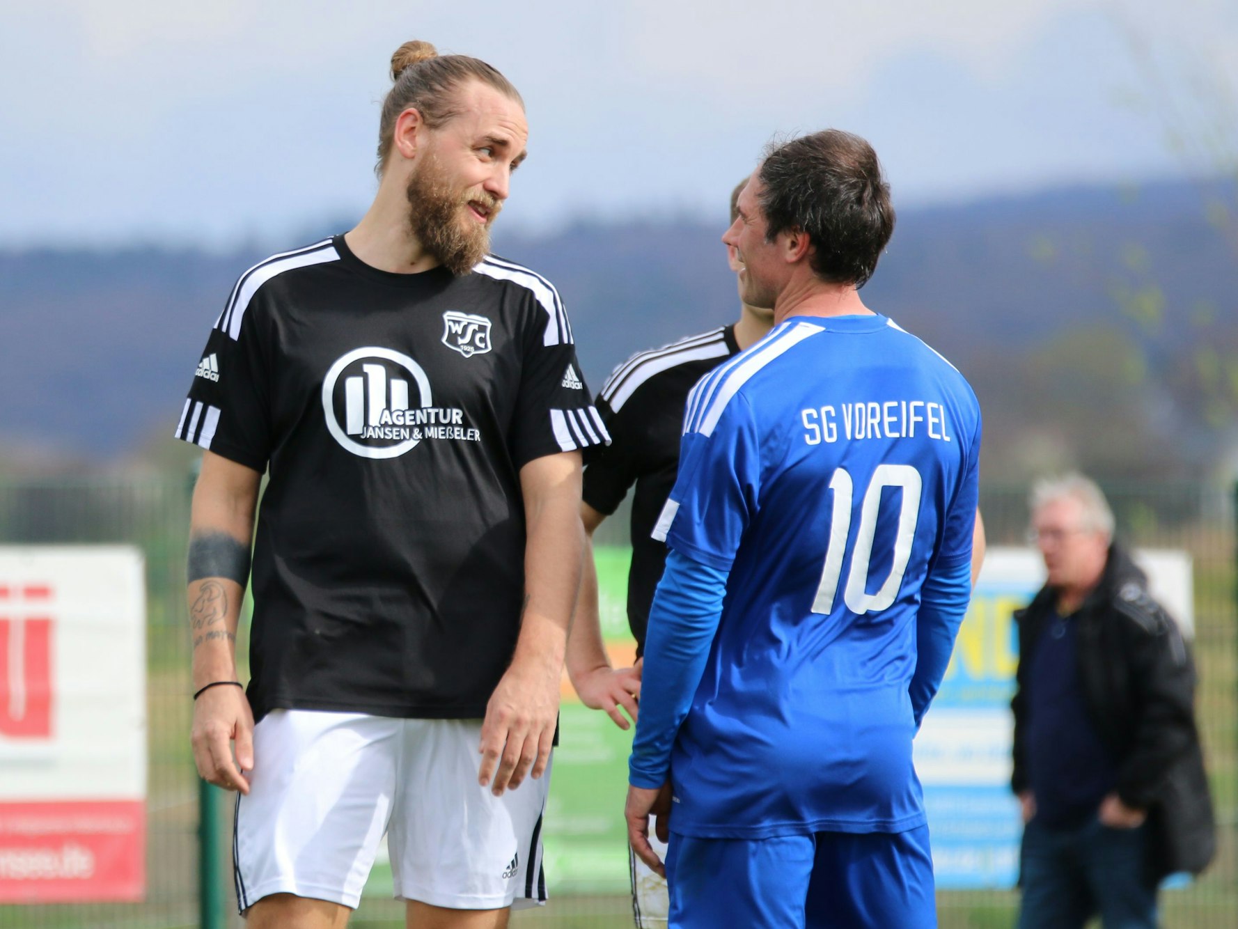 Streithähne unter sich: Dustin Oellers und Rotsünder Liridon Qorraj haben sich einiges zu sagen.