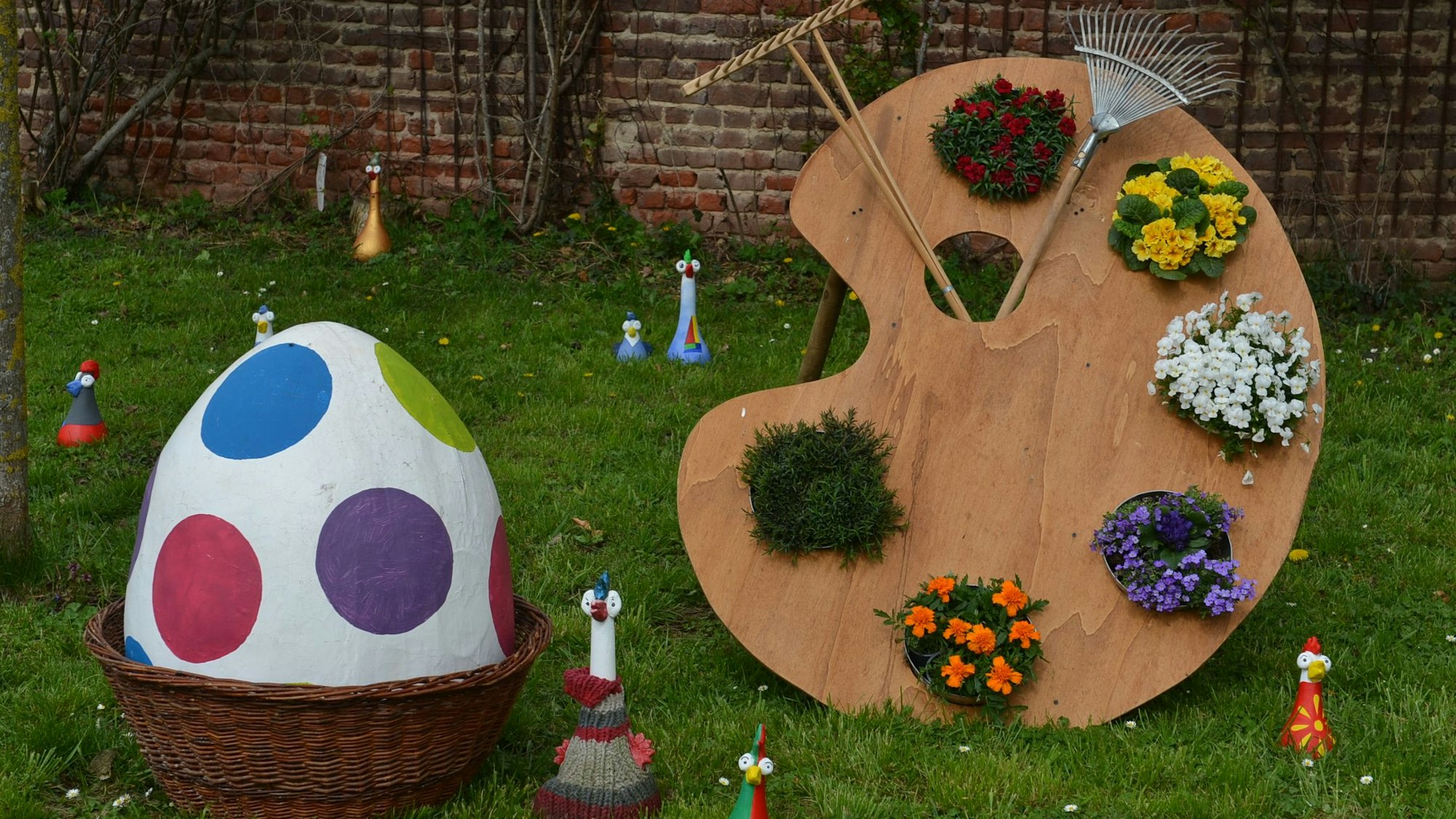 Bunte Oster-Dekorationen waren auf dem Gelände der Burg Satzvey aufgebaut.