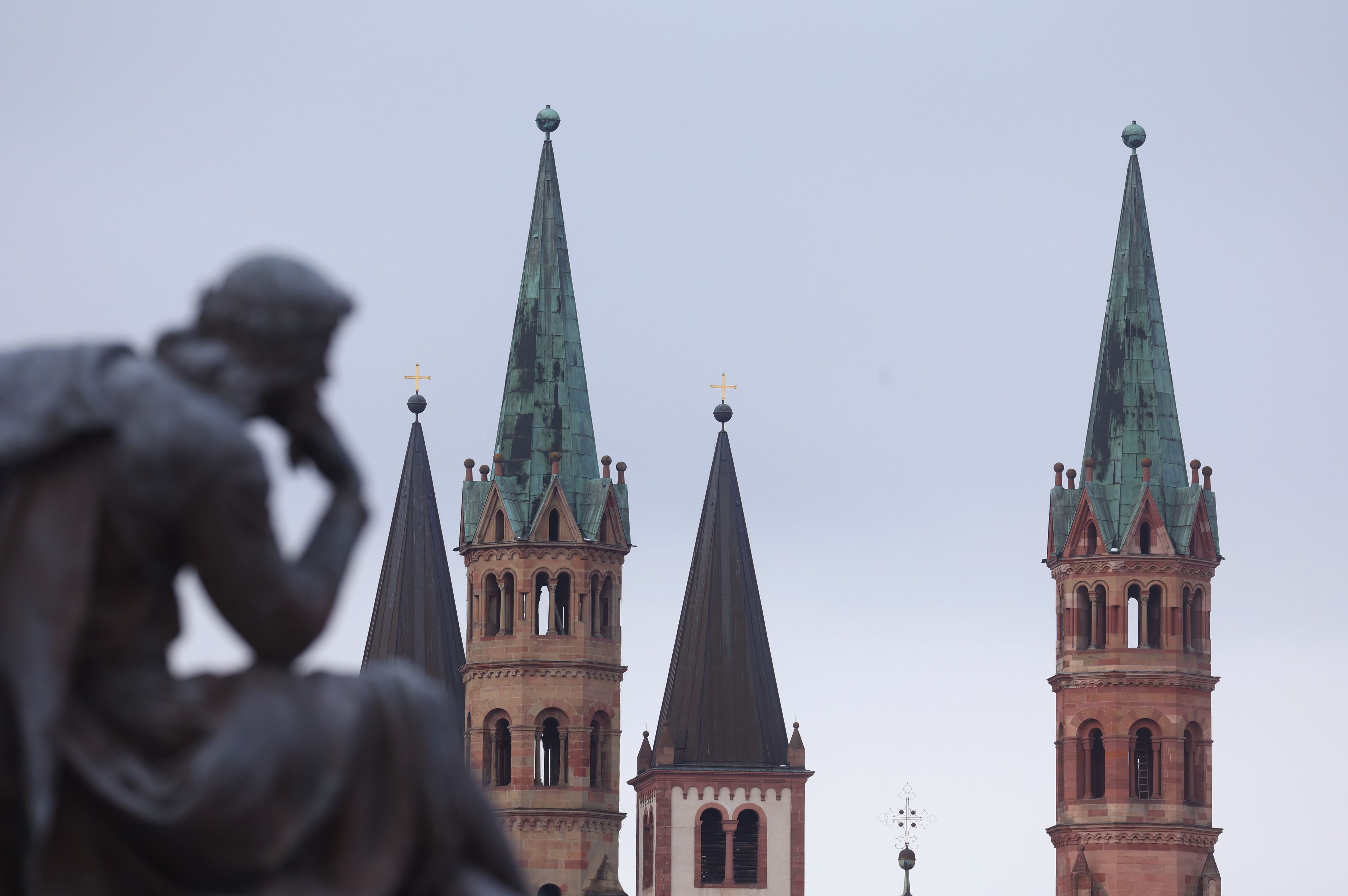 Die Türme des Doms sind hinter dem Frankoniabrunnen zu sehen.